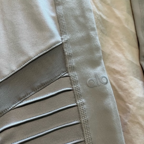 ALO YOGA XS HIGH WAIST MOTO LEGGING YOGA PANTS ALLOY LIGHT GREY SILVER $118 - Picture 6 of 6